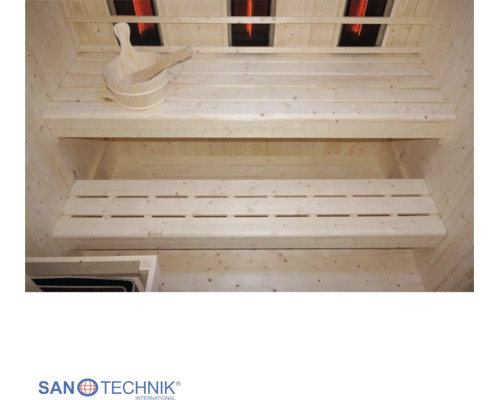 Innenansicht einer hellen Infrarotkabine aus Holz mit zwei Bänken, Saunaeimer mit Kelle und Infrarotstrahlern. Sanotechnik International Logo.