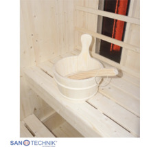 Saunaset mit Holzkübel und Schöpfkelle auf einer Saunabank in einer hellen Infrarotkabine. Sanotechnik International Logo.