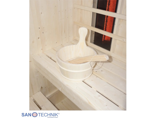 Saunaset mit Holzkübel und Schöpfkelle auf einer Saunabank in einer hellen Infrarotkabine. Sanotechnik International Logo.