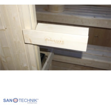 Hölzerne Halterung der Marke HomeLUXE an einer Saunawand im Innenraum einer Sauna, Sanotechnik International Logo.