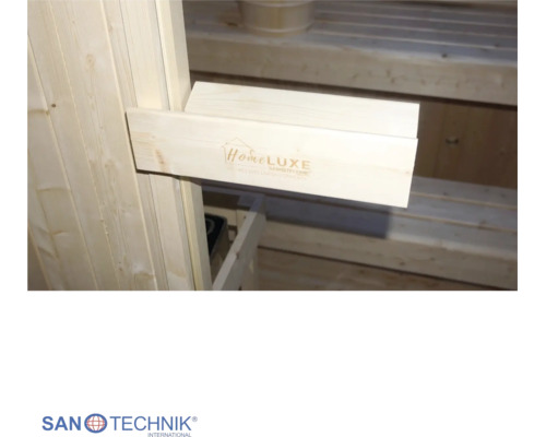 Hölzerne Halterung der Marke HomeLUXE an einer Saunawand im Innenraum einer Sauna, Sanotechnik International Logo.