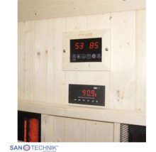 Digitale HomeLUXE Sauna-Steuerung und Mediaplayer auf Holzpaneelen montiert. Sanotechnik International Logo.