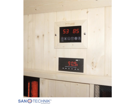 Digitale HomeLUXE Sauna-Steuerung und Mediaplayer auf Holzpaneelen montiert. Sanotechnik International Logo.