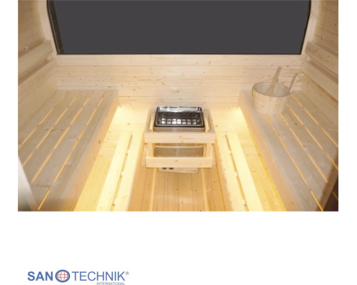 Innenansicht einer Sauna aus hellem Holz mit Sitzbänken, Saunaofen, Holzeimer und indirekter Beleuchtung. Sanotechnik International Logo.