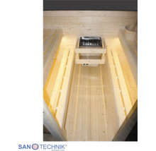 Helle Innenansicht einer modernen Holzsauna mit abgestuften Bänken, einem Elektroofen mit Schutzgitter und integrierter Beleuchtung.