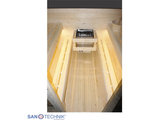 Helle Innenansicht einer modernen Holzsauna mit abgestuften Bänken, einem Elektroofen mit Schutzgitter und integrierter Beleuchtung.