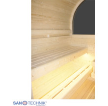 Innenansicht einer Fasssauna mit Holzbänken, integrierter Beleuchtung und gewölbter Wand. Sanotechnik International Logo.