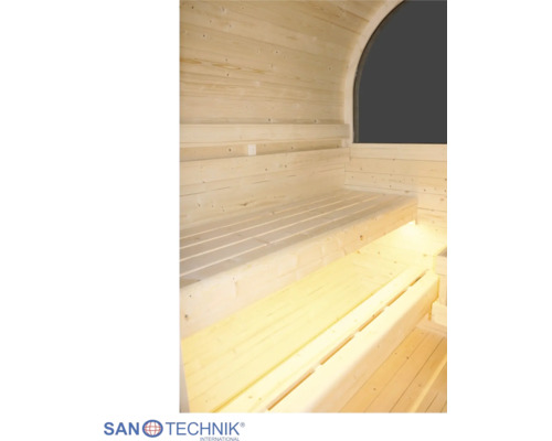 Innenansicht einer Fasssauna mit Holzbänken, integrierter Beleuchtung und gewölbter Wand. Sanotechnik International Logo.