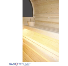 Innenansicht einer Fasssauna aus hellem Holz mit gestuften Holzbänken, indirekter Beleuchtung und einem Saunakübel mit Kelle.