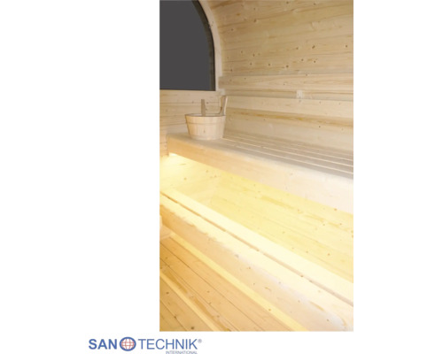 Innenansicht einer Fasssauna aus hellem Holz mit gestuften Holzbänken, indirekter Beleuchtung und einem Saunakübel mit Kelle.