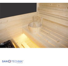 Saunainnenraum mit Holzbänken, Holzkübel, zwei Kellen, Saunaofen und Beleuchtung unter der Bank. Sanotechnik International Logo.