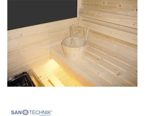 Saunainnenraum mit Holzbänken, Holzkübel, zwei Kellen, Saunaofen und Beleuchtung unter der Bank. Sanotechnik International Logo.