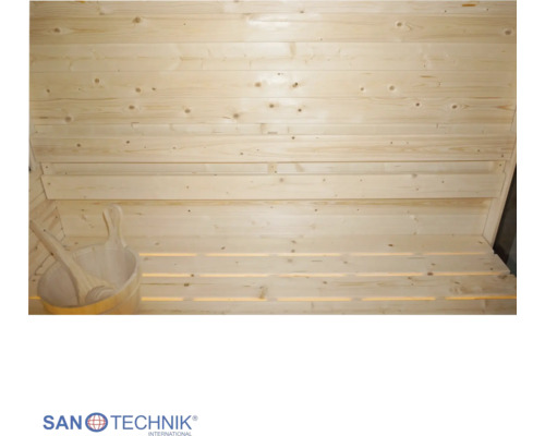 Saunainnenraum aus hellem Holz mit Bank, Rückenlehne, Holzeimer und Schöpfkelle. Sanotechnik Logo.