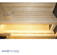 Sauna-Innenraum mit zweistufigen Holzbänken, Saunakübel mit Kelle und Beleuchtung unter den Bänken. Sanotechnik Logo.
