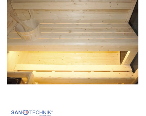 Sauna-Innenraum mit zweistufigen Holzbänken, Saunakübel mit Kelle und Beleuchtung unter den Bänken. Sanotechnik Logo.