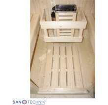 Innenansicht einer Sauna aus hellem Holz mit Saunaofen, Holzschutzgitter, Sitzbänken und Bodenrost. Sanotechnik International Logo.