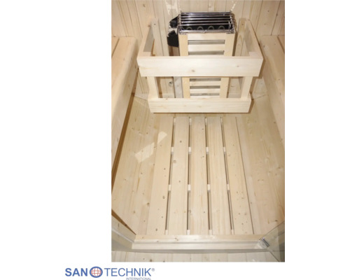 Innenansicht einer Sauna aus hellem Holz mit Saunaofen, Holzschutzgitter, Sitzbänken und Bodenrost. Sanotechnik International Logo.