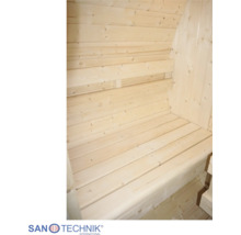 Innenansicht einer Sauna mit Holzbank und geschwungener Wandverkleidung aus hellem Holz. Sanotechnik International Logo.