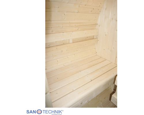 Innenansicht einer Sauna mit Holzbank und geschwungener Wandverkleidung aus hellem Holz. Sanotechnik International Logo.