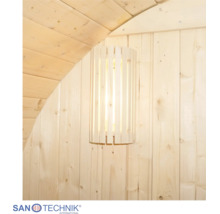 Wandmontierte Saunaleuchte mit Holzschirm aus Lamellen an einer hellen Holzpaneelwand in einer Sauna.