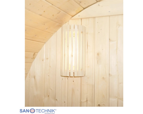 Wandmontierte Saunaleuchte mit Holzschirm aus Lamellen an einer hellen Holzpaneelwand in einer Sauna.