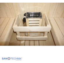 Saunaofen mit Saunasteinen und Schutzumrandung aus Holz zwischen Sitzbänken in einer Sauna aus Holz. Sanotechnik International Logo.