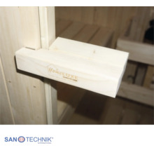 Saunatürgriff aus Holz mit Home Deluxe Logo, montiert an einer Saunatür mit Blick in die helle Saunakabine, Sanotechnik Logo.