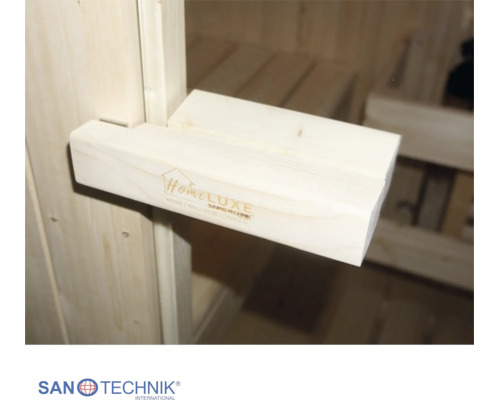 Saunatürgriff aus Holz mit Home Deluxe Logo, montiert an einer Saunatür mit Blick in die helle Saunakabine, Sanotechnik Logo.