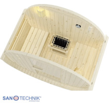 Innenansicht einer Fasssauna aus hellem Holz mit Sitzbänken, einem Saunaofen, einem Thermometer und einer Lampe. Sanotechnik International Logo.