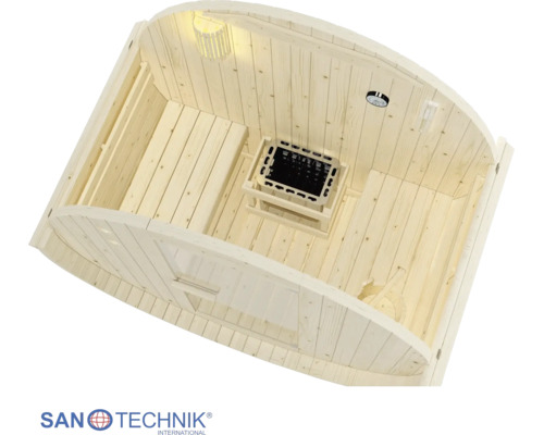 Innenansicht einer Fasssauna aus hellem Holz mit Sitzbänken, einem Saunaofen, einem Thermometer und einer Lampe. Sanotechnik International Logo.