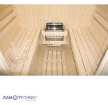 Innenansicht einer Sauna mit Holzbänken, einem Saunaofen sowie einem Holzkübel mit Kelle. Sanotechnik International Logo.