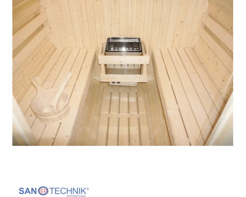 Innenansicht einer Sauna mit Holzbänken, einem Saunaofen sowie einem Holzkübel mit Kelle. Sanotechnik International Logo.