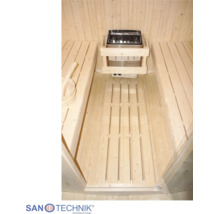 Innenansicht einer hellen Holzsauna mit zwei Sitzbänken, Bodenrost, Saunaofen mit Holzschutzgitter sowie Holzeimer und Kelle.
