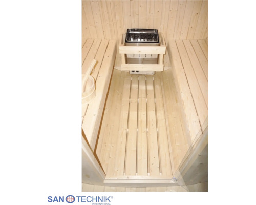 Innenansicht einer hellen Holzsauna mit zwei Sitzbänken, Bodenrost, Saunaofen mit Holzschutzgitter sowie Holzeimer und Kelle.