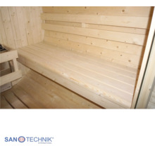 Innenansicht einer Holzsauna mit Saunabänken und einem Saunaofen. Sanotechnik International Logo.