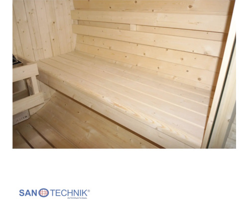 Innenansicht einer Holzsauna mit Saunabänken und einem Saunaofen. Sanotechnik International Logo.