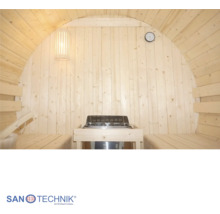 "Innenansicht einer hellen Fasssauna aus Holz mit Saunaofen, Bänken und Thermometer