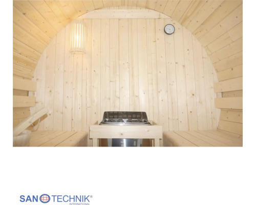 "Innenansicht einer hellen Fasssauna aus Holz mit Saunaofen, Bänken und Thermometer