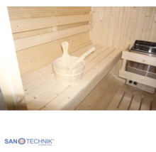 Innenansicht einer hellen Sauna mit Holzbänken, einem Saunakübel aus Holz mit Kelle und einem Saunaofen. Sanotechnik International Logo.