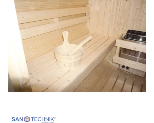 Innenansicht einer hellen Sauna mit Holzbänken, einem Saunakübel aus Holz mit Kelle und einem Saunaofen. Sanotechnik International Logo.