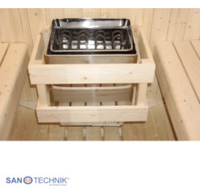 Elektrischer Saunaofen aus Edelstahl mit Holz-Schutzgitter in einer hellen Sauna mit Holzbänken. Sanotechnik Logo.