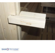 Türgriff aus Holz montiert an einer gläsernen Saunatür. Sanotechnik International Logo.