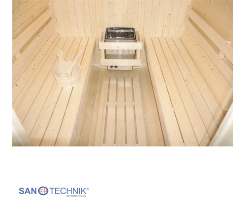 Innenansicht einer hellen Holzsauna mit zwei Holzbänken, einem Saunaofen in der Mitte und einem Holzkübel mit Kelle.