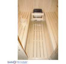Innenansicht einer Holzsauna mit zweistufigen Sitzbänken, Saunaofen mit Holzschutz und Aufgusskübel mit Kelle. SANOTECHNIK Logo.