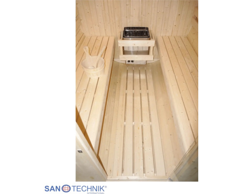 Innenansicht einer Holzsauna mit zweistufigen Sitzbänken, Saunaofen mit Holzschutz und Aufgusskübel mit Kelle. SANOTECHNIK Logo.