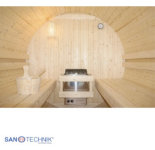 Innenansicht einer Fasssauna aus hellem Holz mit zwei Bänken, einem Saunaofen, Holzeimer mit Kelle und Wandleuchte. Sanotechnik Logo.