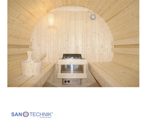 Innenansicht einer Fasssauna aus hellem Holz mit zwei Bänken, einem Saunaofen, Holzeimer mit Kelle und Wandleuchte. Sanotechnik Logo.