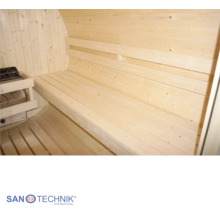Innenansicht einer Sauna aus hellem Holz mit einer Sitzbank, Rückenlehne und einem Saunaofen. Sanotechnik International Logo.