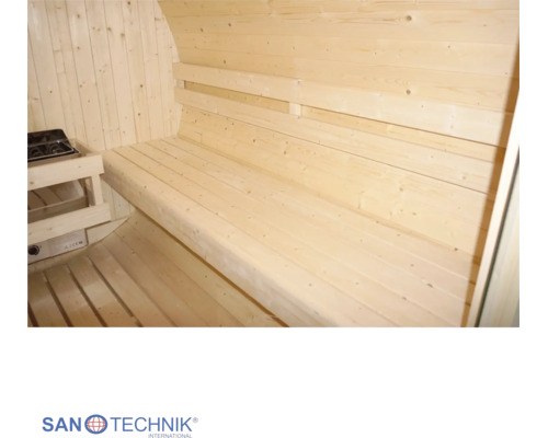 Innenansicht einer Sauna aus hellem Holz mit einer Sitzbank, Rückenlehne und einem Saunaofen. Sanotechnik International Logo.