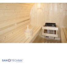 Helle Holzsauna mit Sitzbänken, Saunaofen mit Schutzgitter sowie Holzeimer mit Kelle. Sanotechnik International Logo.